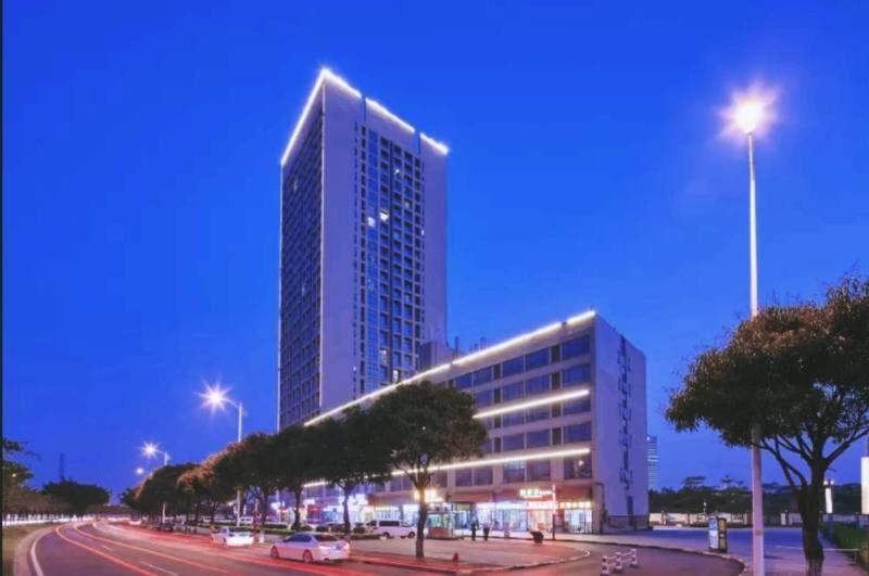 Lavande Hotel Guangzhou Shibi Metro Station Exteriör bild